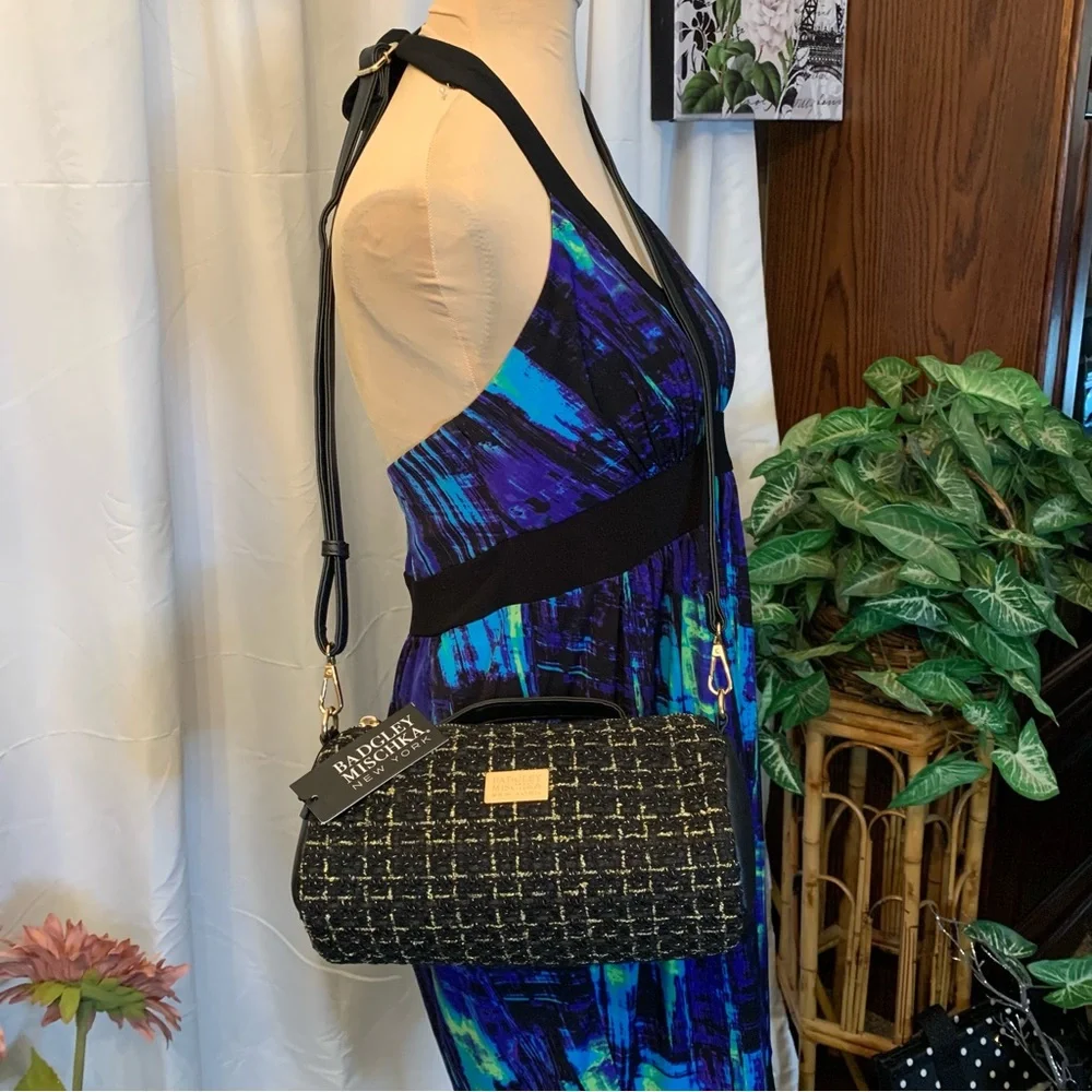 Badgley Mischka Black and Gold Elegant Tweed Barrel Bag - Picture 2 of 9